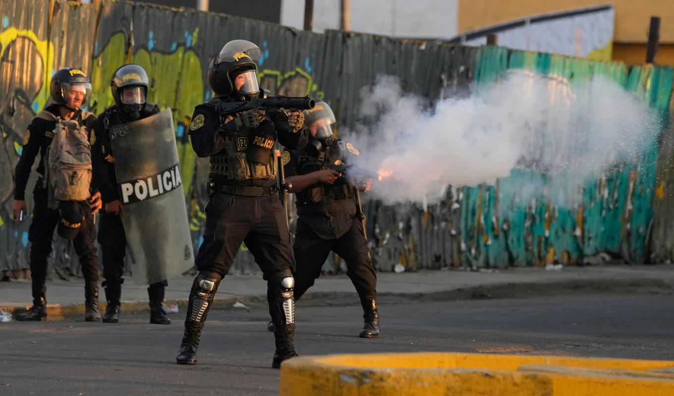 Polis skjuter tårgas för att skingra regeringskritiska demonstranter i Lima i veckan. Foto: Martin Mejia/AP/TT