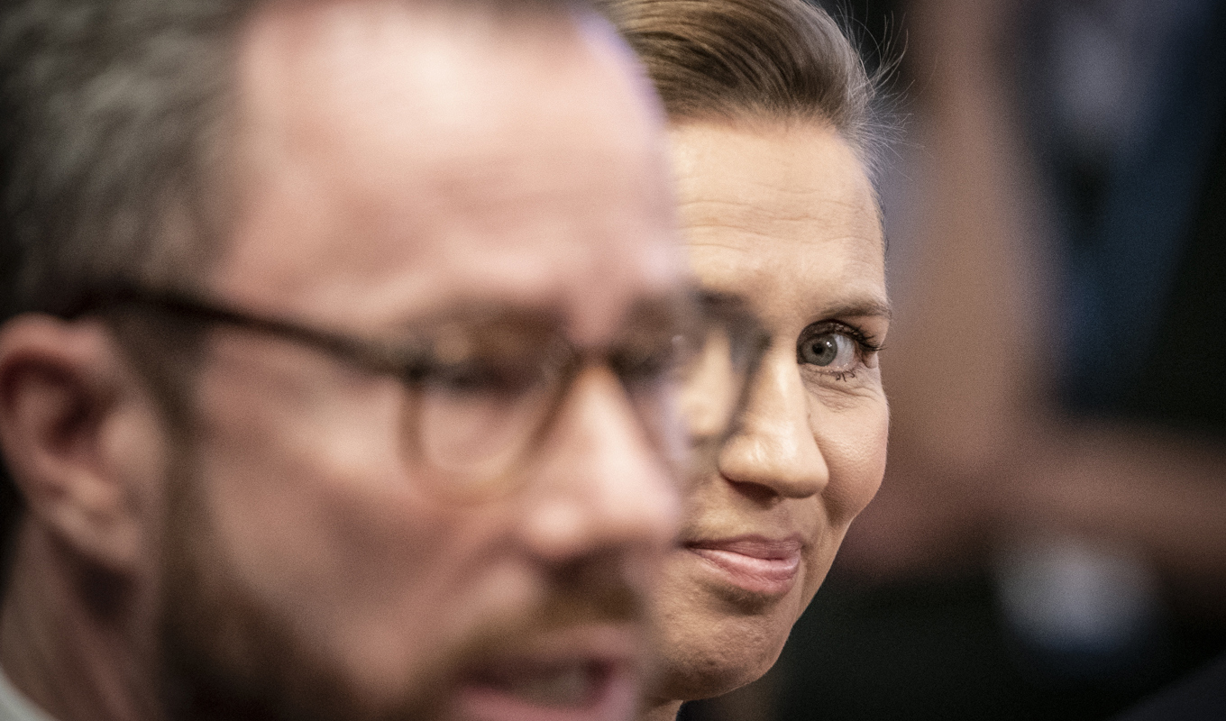 Danmarks statsminister Mette Frederiksens socialdemokrater tappar stöd. Här står hon sida vid sida med Venstres ledare Jakob Ellemann-Jensen, numera regeringskollega (och försvarsminister). Arkivbild. Foto: Mads Claus Rasmussen/Ritzau Scanpix/TT