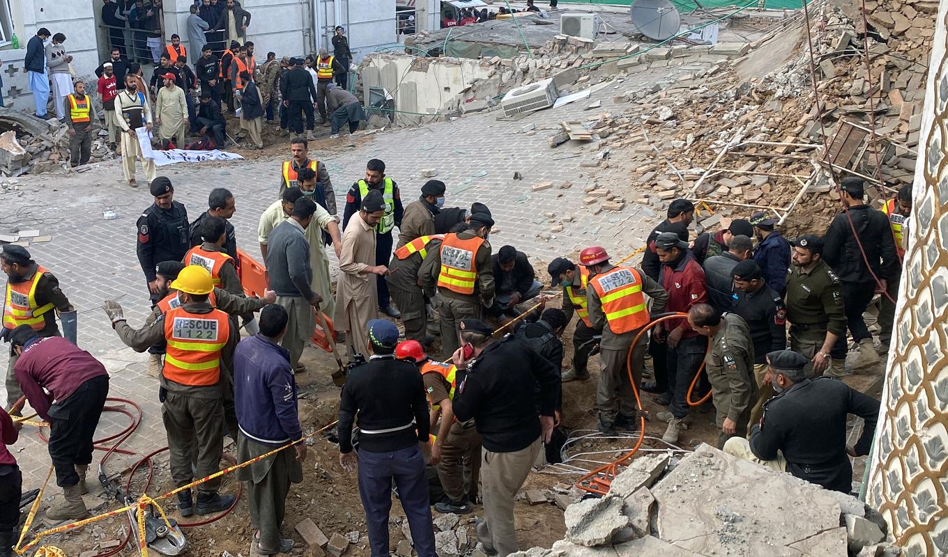 Räddningsarbetet fortsätter efter måndagens massiva explosion vid en moské i Peshawar i Pakistan. Foto: Zubair Khan/AP/TT