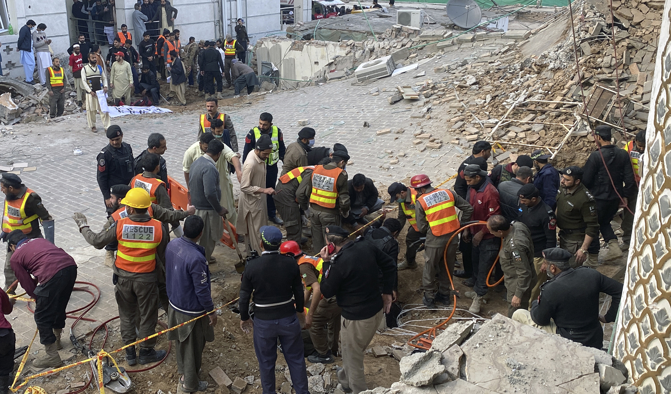 Räddningsarbetet fortsätter efter måndagens massiva explosion vid en moské i Peshawar i Pakistan. Foto: Zubair Khan/AP/TT