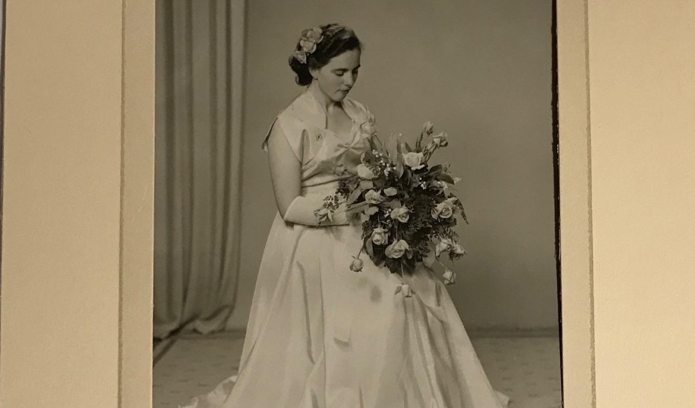 Min mormor 1953, iförd en av de balklänningar som Wilhelmina låtit sy upp till henne, och som också fick bli hennes bröllopsklänning. Foto: Privat