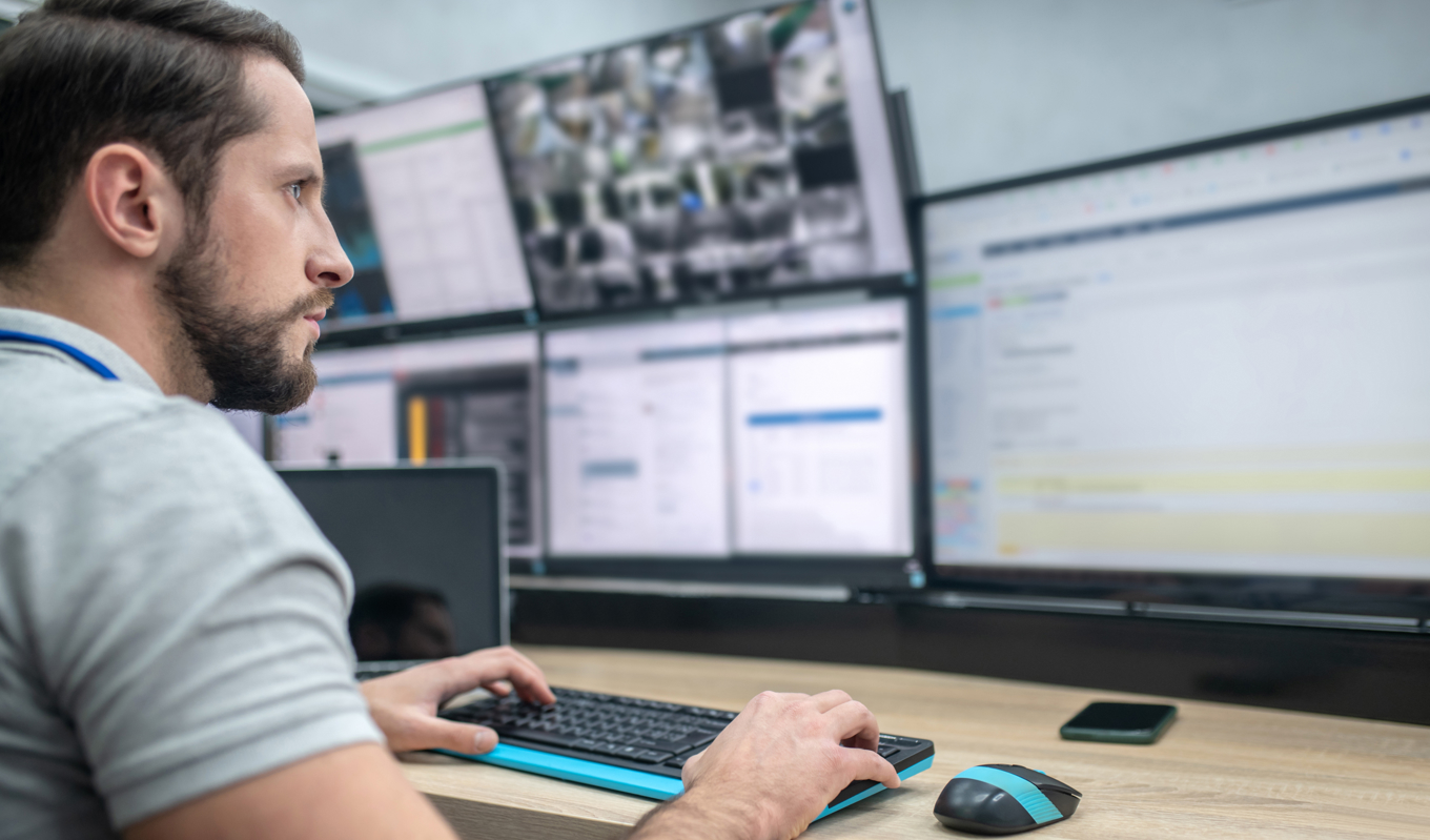 It-forensiker stödjer utredare med informationssäkring från till exempel övervakningssystem, bilar, mobiltelefoner och bankomater. Foto: Dmytro Zinkevych