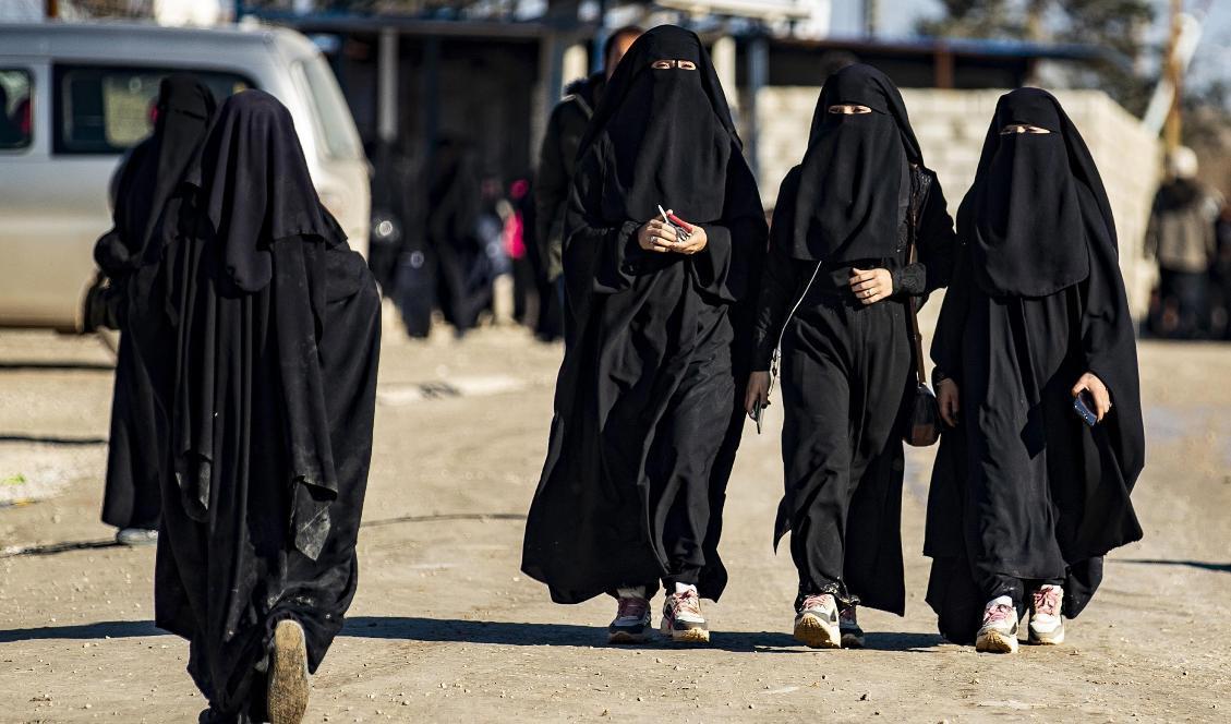 Kvinnor promenerar i al-Hol-lägret i nordöstra Syrien den 14 januari 2020. Foto: Delil Souleiman/AFP via Getty Images