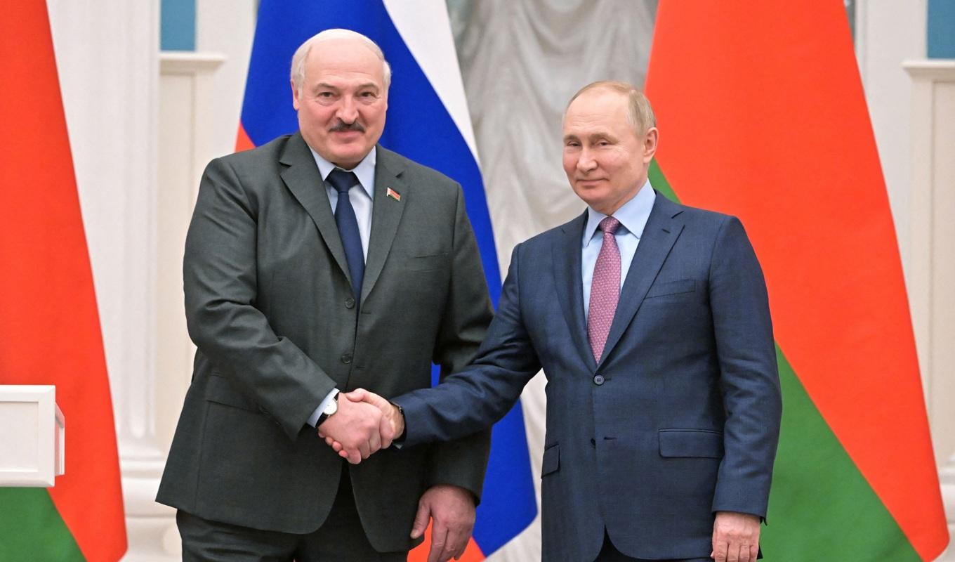 Belarus president Aleksandr Lukasjenko skakar hand med Rysslands president Vladimir Putin i Moskva den 18 februari 2022. Foto: Sergei Guneyev/Sputnik/AFP via Getty Images
