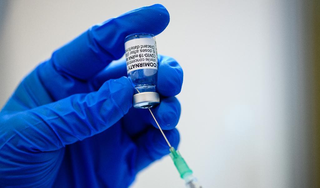 Vårdpersonal förbereder en spruta med Pfizer/Biontechs covidvaccin. Ännu en studie pekar mot ett samband mellan covidvaccinen och hjärtproblem. Foto: Jens Schlueter/Getty Images