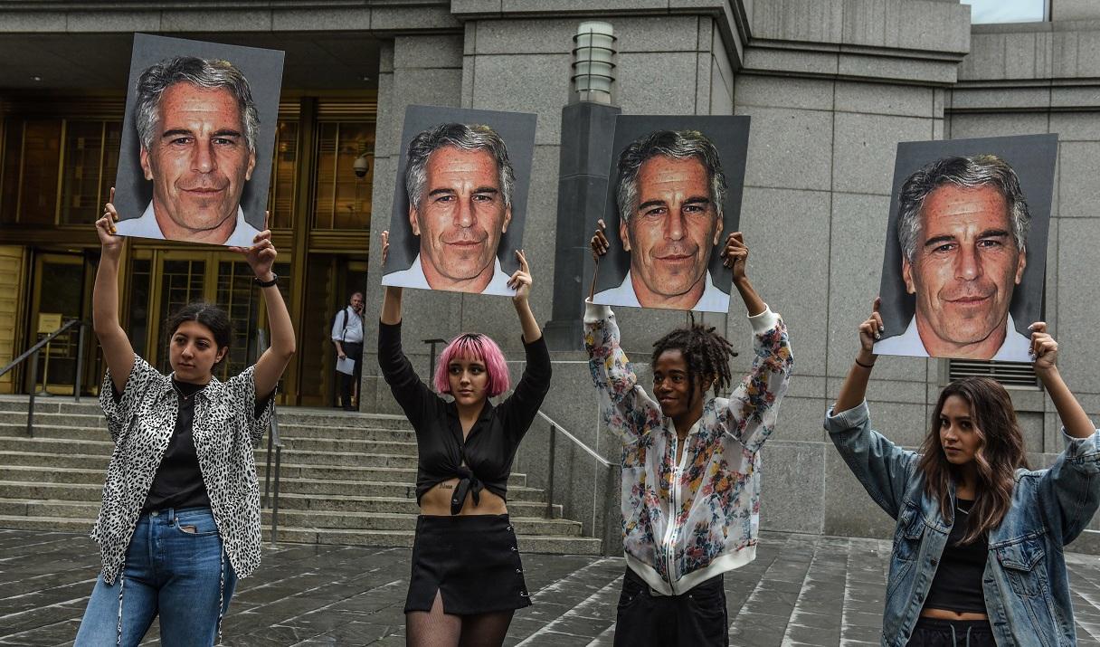 En grupp demonstranter håller upp foton på Jeffrey Epstein framför den federala domstolen i New York i USA den 8 juli 2019. Foto: Stephanie Keith/Getty Images