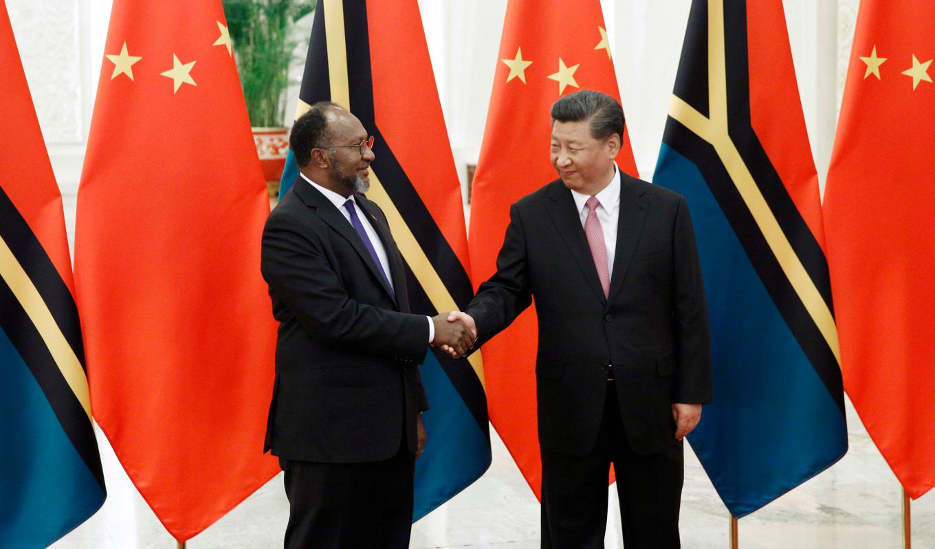 Vanuatus premiärminister Charlot Salwai skakar hand med Kinas president Xi Jinping under ett besök i Peking 2019. För att motverka Kinas inflytande vill USA öppna fler ambassader.Foto: Florence Lo – Pool/Gettty Images.