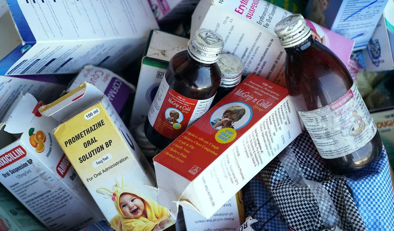 Stoppade hostmediciner insamlade i oktober 2022 i Indien. Indiska myndigheter undersöker hostsirap från ett lokalt läkemedelsföretag efter en varning från WHO.Foto: Milan Berckmans/AFP via Getty Images
