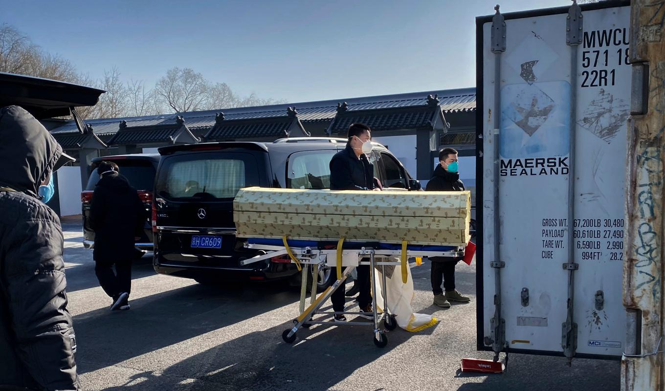 En kista lastas in i en förvaringscontainer i väntan på kremering vid Dongjiaos krematorium och begravningsbyrå i Peking den 18 december.Foto: Getty Images