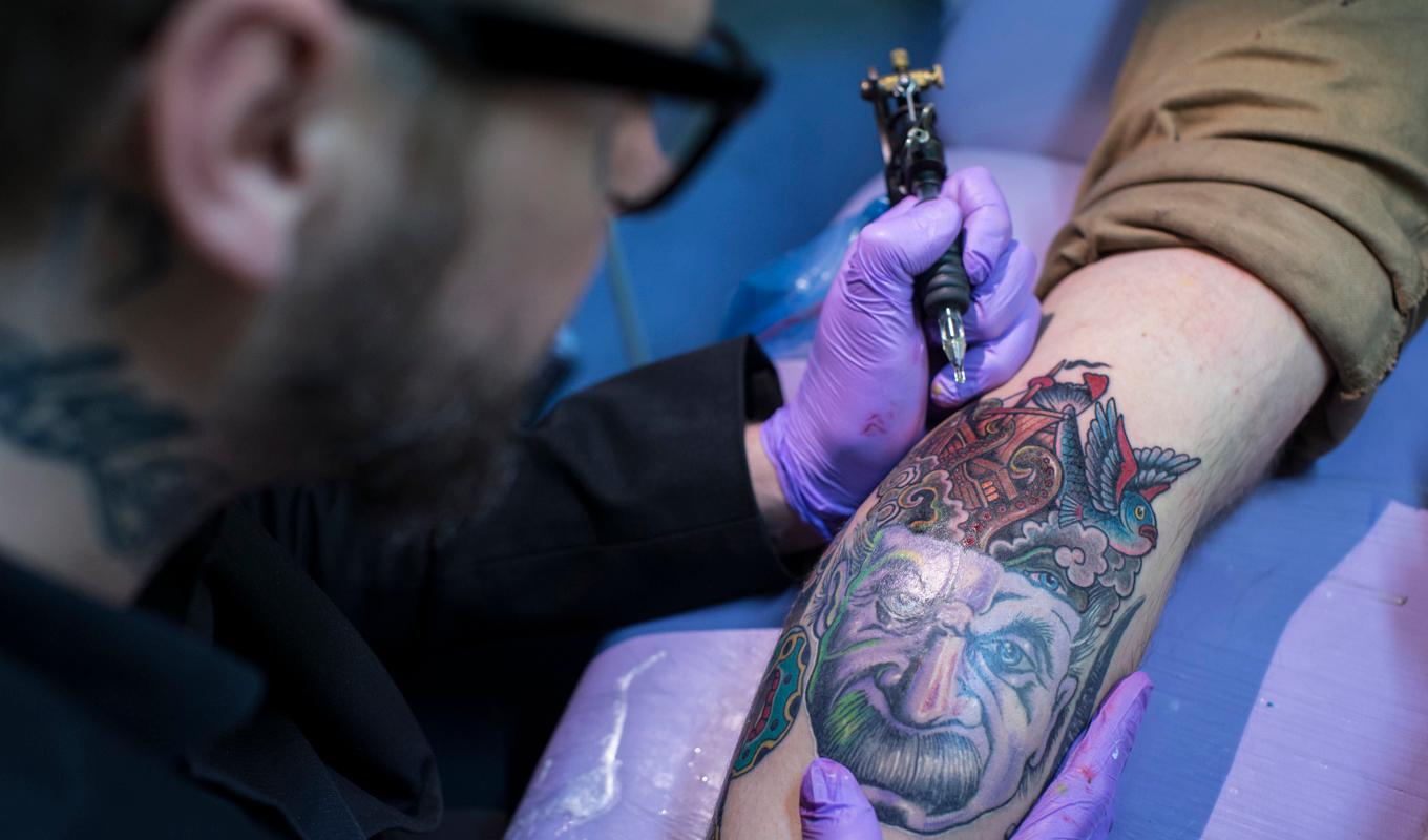Forskare vid Lunds universitet vill ta reda på om det finns något som tyder på ett samband mellan tatueringar och vissa former av cancer.Foto: Oli Scarff/Getty Images