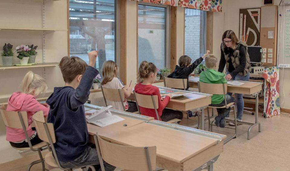 Skolelever tillsammans med läraren i ett klassrum Halmstad. Foto: David Ramos/Getty Images