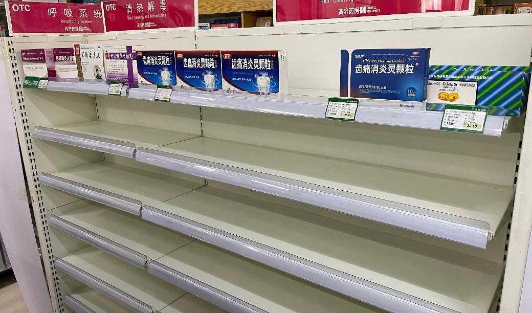 Förkylningsmedicinerna har tagit slut på ett apotek under covid-utbrottet i Peking den 15 december. Foto: Yuxuan Zhang/AFP via Getty Images