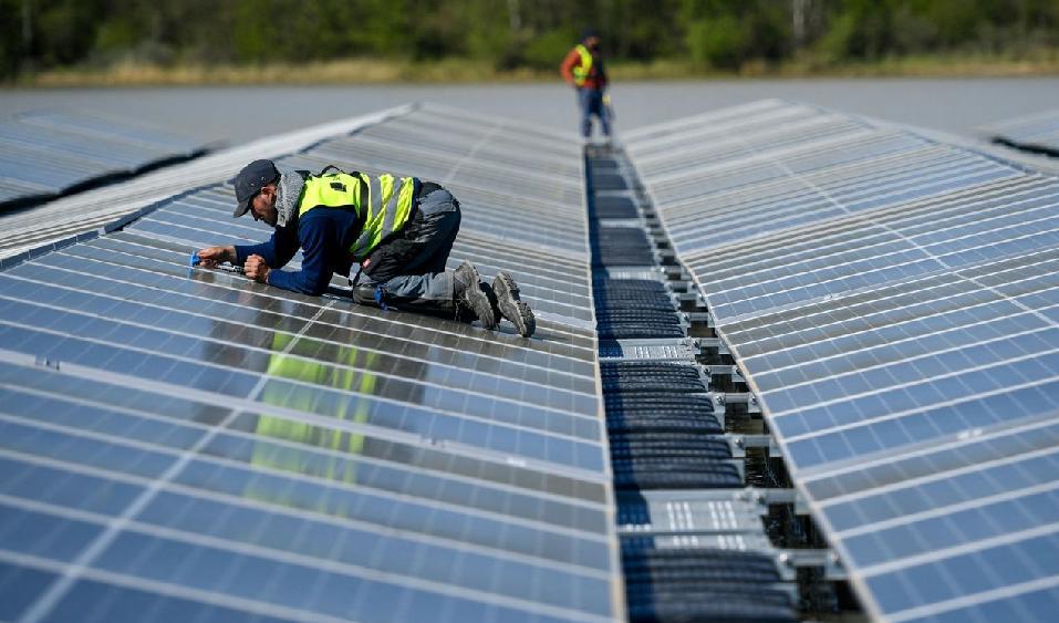 Solpaneler monteras på en flytande solcellsanläggning i Tyskland. EU varnas för att flytta sitt energiberoende från Ryssland till Kina.Foto: Ina Fassbender/AFP via Getty Images