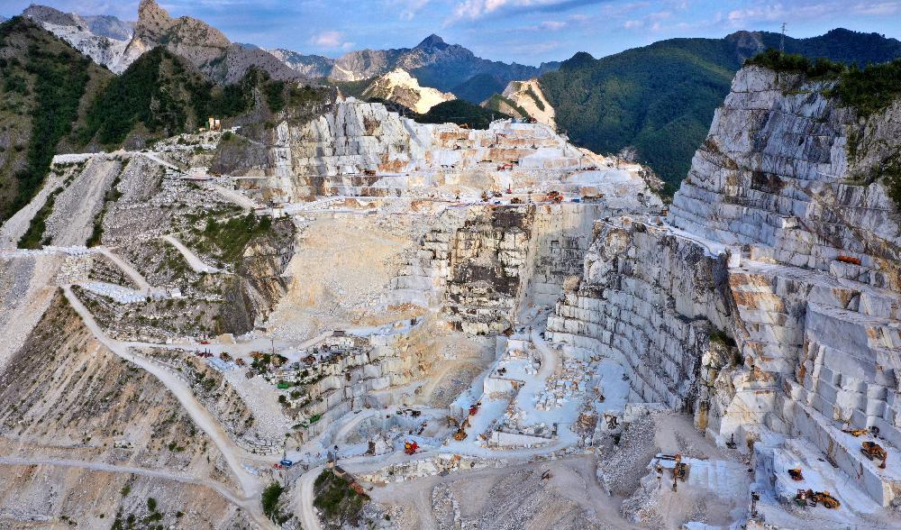 De ställen där marmorn brutits kan tydligt ses på den här bilden över Carraras marmorbrott i norra Italien. Foto: Shutterstock