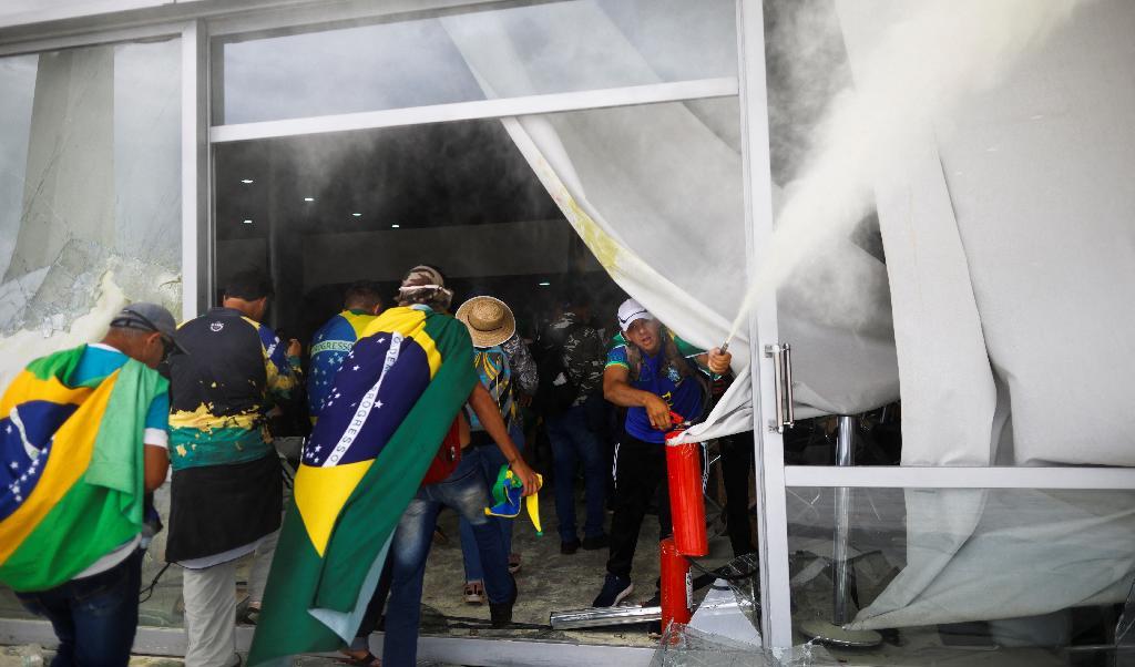 Anhängare till Brasiliens tidigare president Jair Bolsonaro bryter sig in i en byggnad i Brasilia, Brasilien, den 8 januari. Foto: Adriano Machado/Reuters