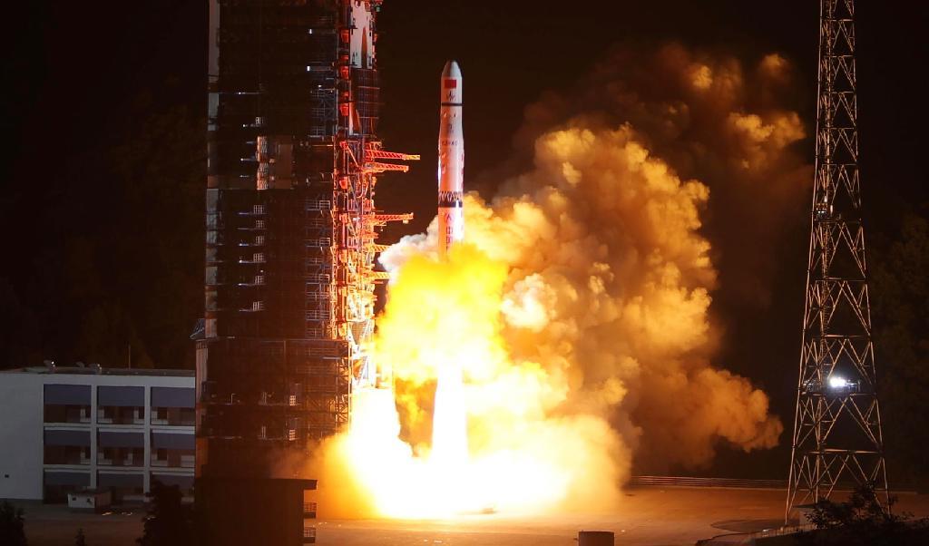 En kinesisk raket som bär på en satellit lyfter från ett uppskjutningscenter i Xinchang i provinsen Sichuan i västra Kina, den 21 maj 2018. Foto: AFP via Getty Images