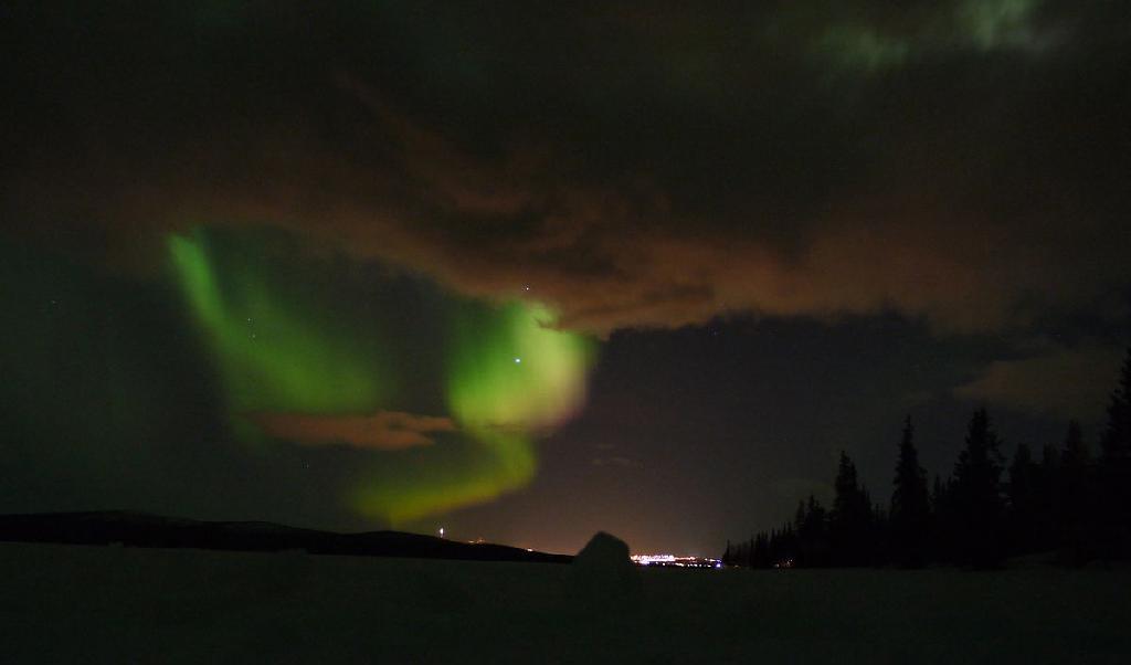 Norrskenet lyser över Kiruna centrum. Foto: Public Domain