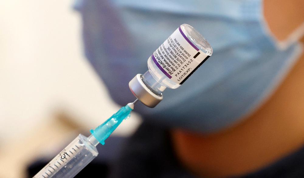 En läkare förbereder en dos av Pfizer-Biontech covid-19-vaccinet i Netanya i Israel. Foto: Jack Guez/AFP via Getty Images