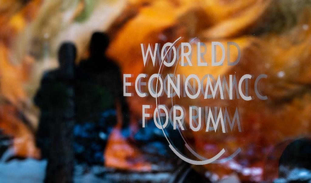 En World Economic Forum-skylt vid kongresscentret i Davos, Schweiz, under organisationens möte den 18 januari. Foto: Fabrice Coffrinii/AFP via Getty Images
