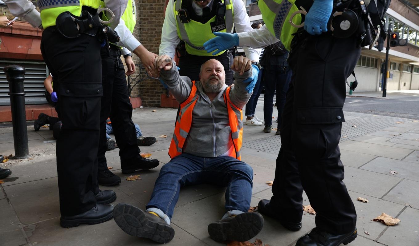 Poliser griper en klimataktivist från Just Stop Oil vid Blackfriars Road i London den 29 oktober 2022. Foto: Hollie Adams/Getty Images