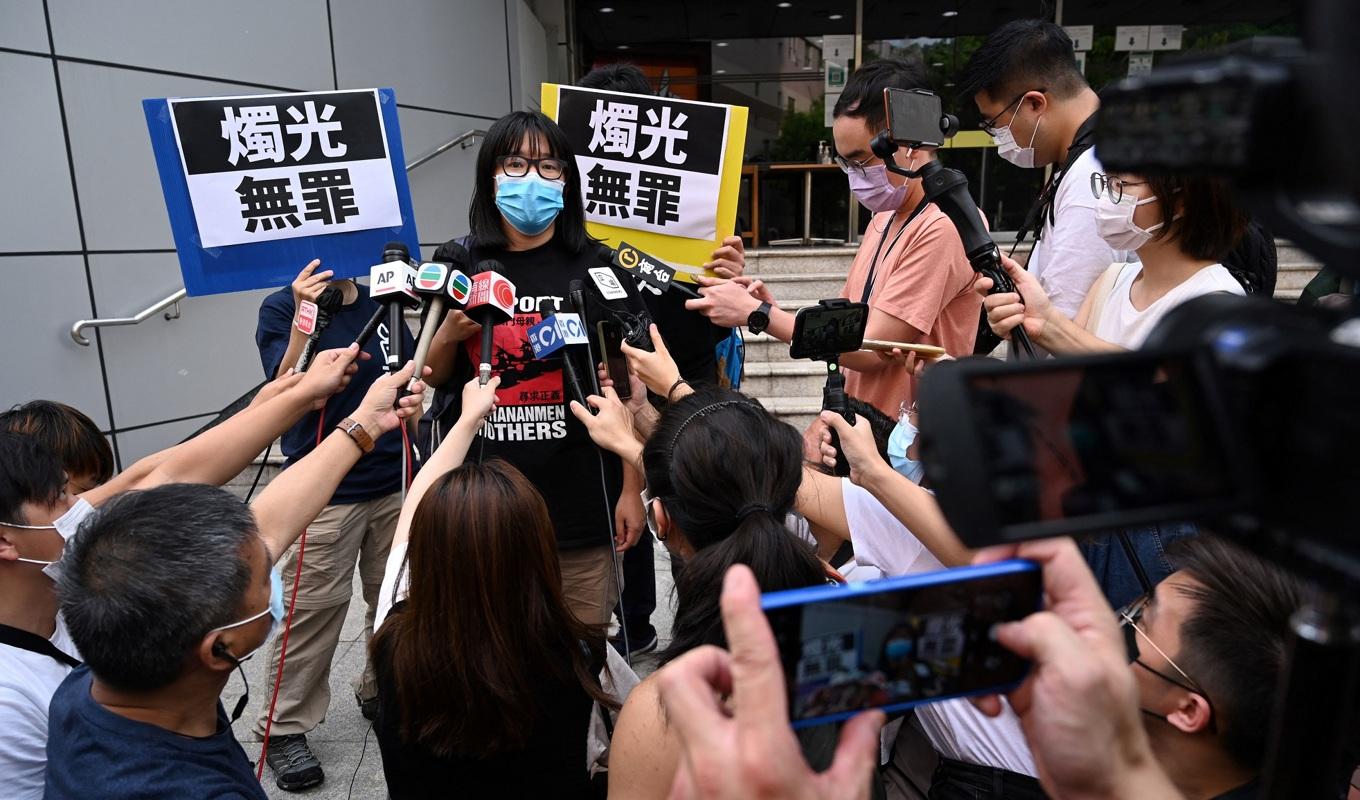 Den politiska aktivisten och advokaten Chow Hong-tung talar till medier efter att ha lämnat Tsuen Wans polisstation i Hongkong dagen efter att hon greps den 5 juni 2021. Foto: Peter Parks/AFP via Getty Images