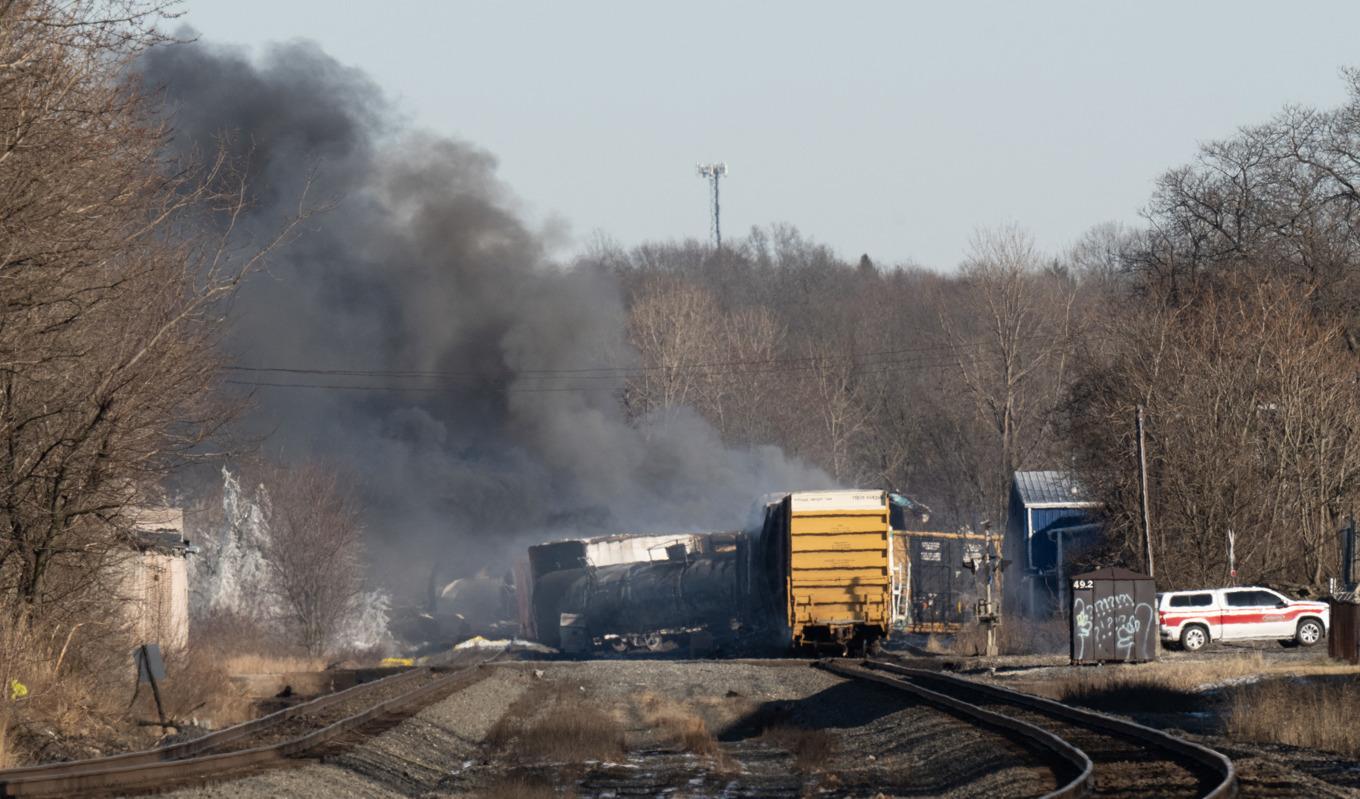 Rök kommer från ett godståg i East Palestine i Ohio i USA den 4 februari 2023. Foto: Dustin Franz/AFP via Getty Images