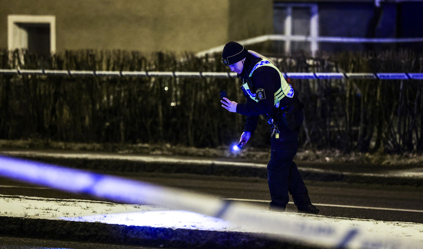 Polis på plats i Vimanshäll i Linköping efter det att en man med skador hittats efter larm om misstänkt skottlossning. Foto: Magnus Andersson/TT