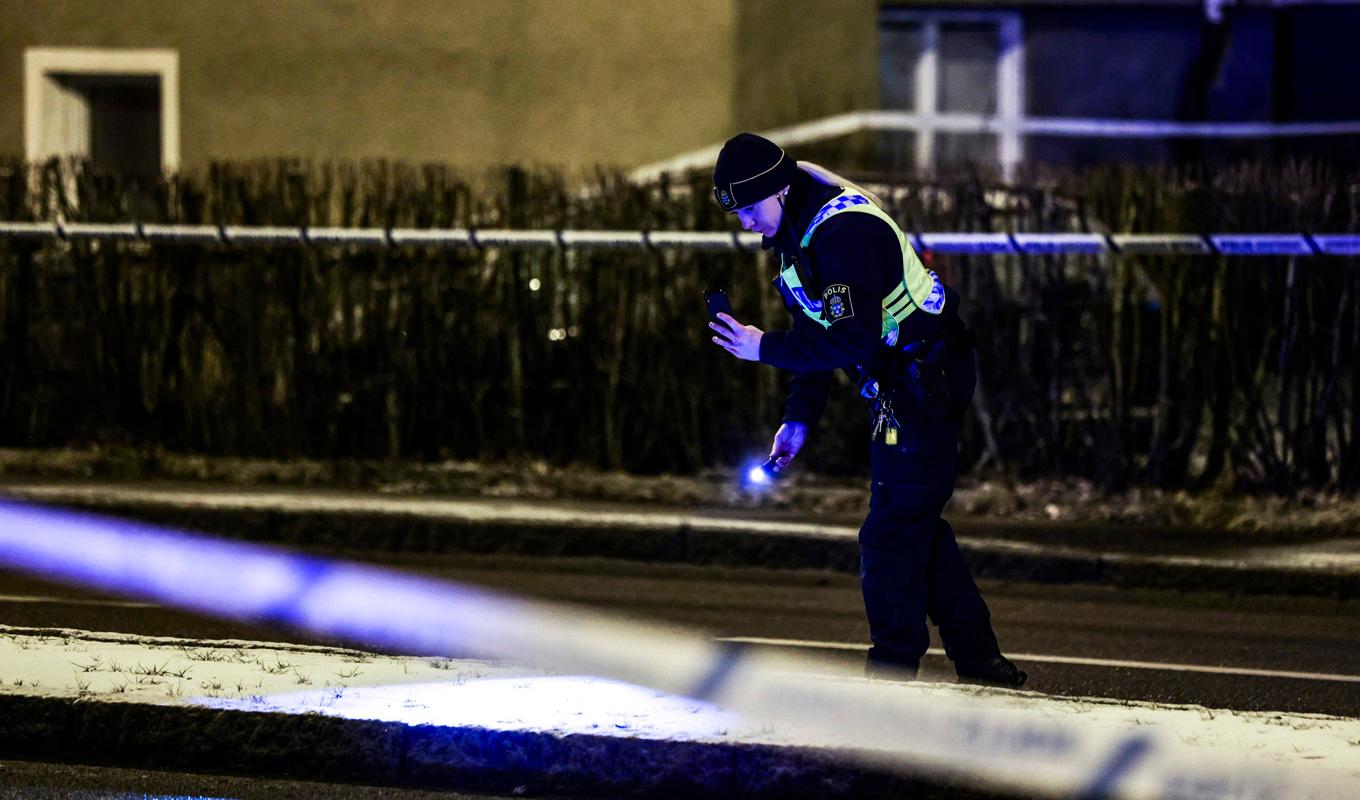 Polis på plats i Vimanshäll i Linköping efter det att en man med skador hittats efter larm om misstänkt skottlossning. Foto: Magnus Andersson/TT
