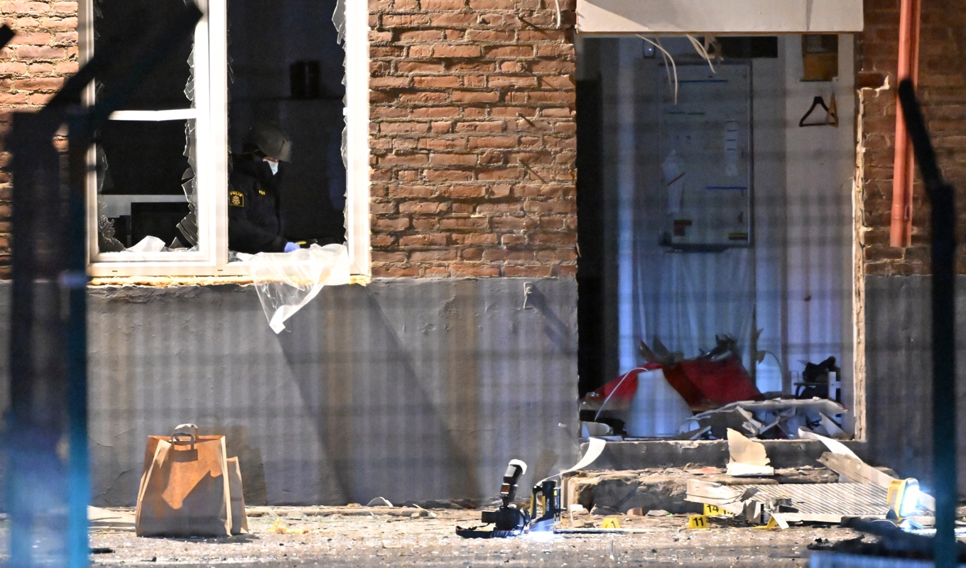 Polisens kriminaltekniker undersöker entrén till en företagslokal i en industribyggnad i Helsingborg. Foto: Johan Nilsson/TT