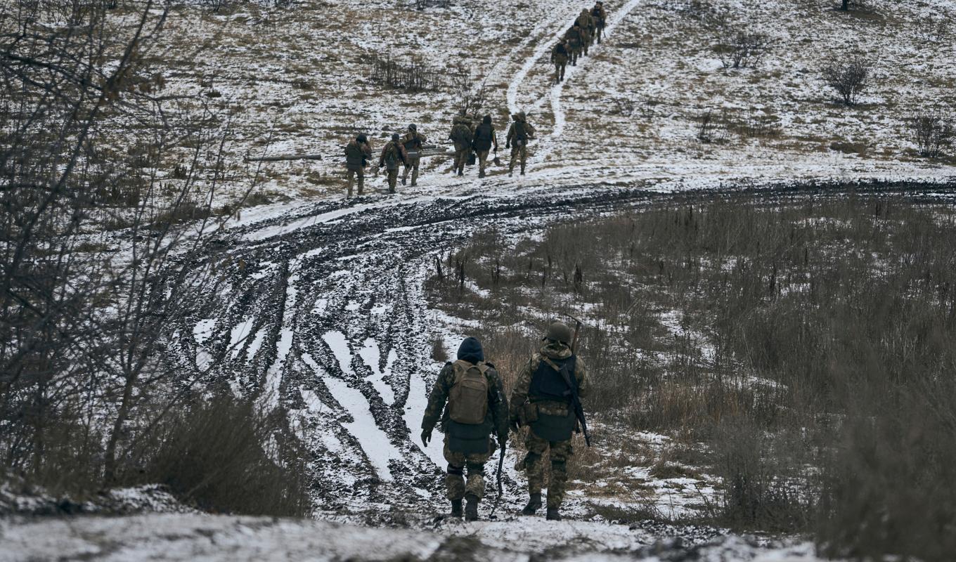 Ukrainska soldater till fots nära staden Bachmut. Arkivbild. Foto: Libkos/AP/TT