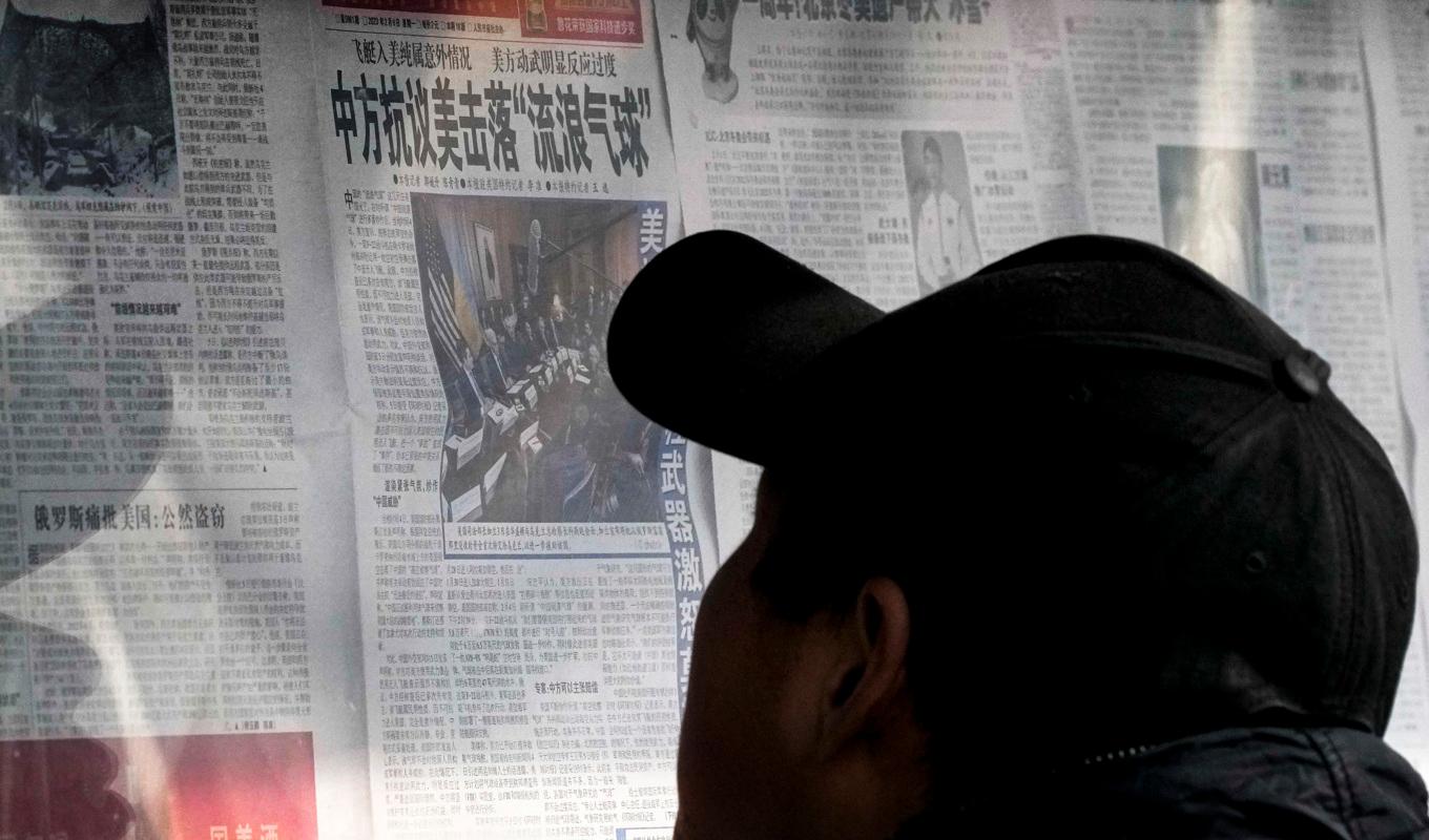 En man i Peking läser på måndagen rubriker där Kina protesterar mot att USA skjutit ned en kinesisk ballong över USA. Foto: Andy Wong/AP/TT