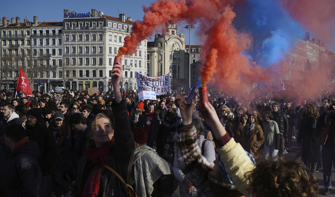 Demonstranter intar staden Lyons gator på tisdagen. Foto: Laurent Cipriani/AP/TT
