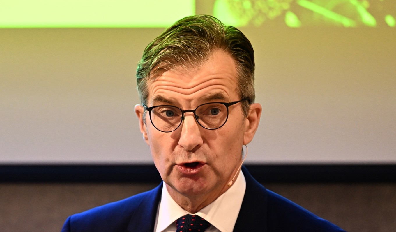 Riksbankschef Erik Thedéen berättar om det senaste penningpolitiska beslutet på en pressträff. Foto: Jonas Ekströmer/TT