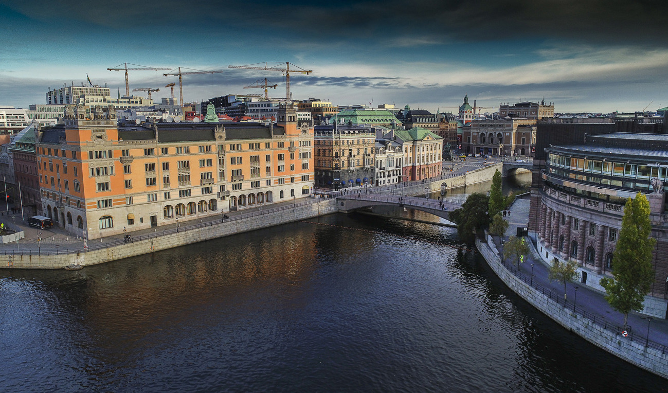 Stockholmspolisen ska höja säkerheten vid "symboliskt viktiga byggnader". Flygbild över regeringskansliet, Rosenbad och Sagerska palatset, med Riksbron och riksdagshuset till höger. Arkivbild. Foto: Jonas Ekströmer/TT