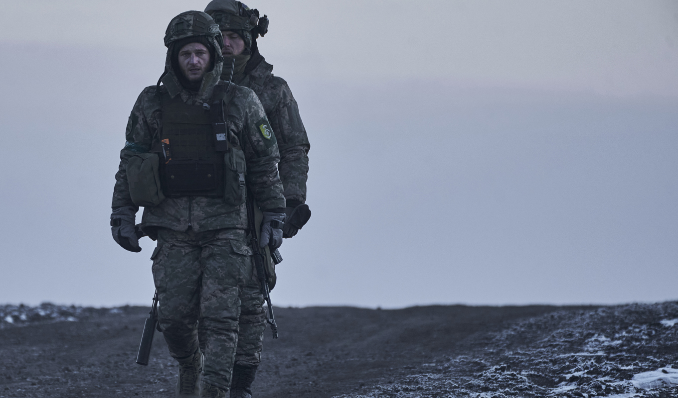 Ukrainska soldater nära frontlinjen i närheten av Bachmut på torsdagen. Foto: Libkos/AP/TT