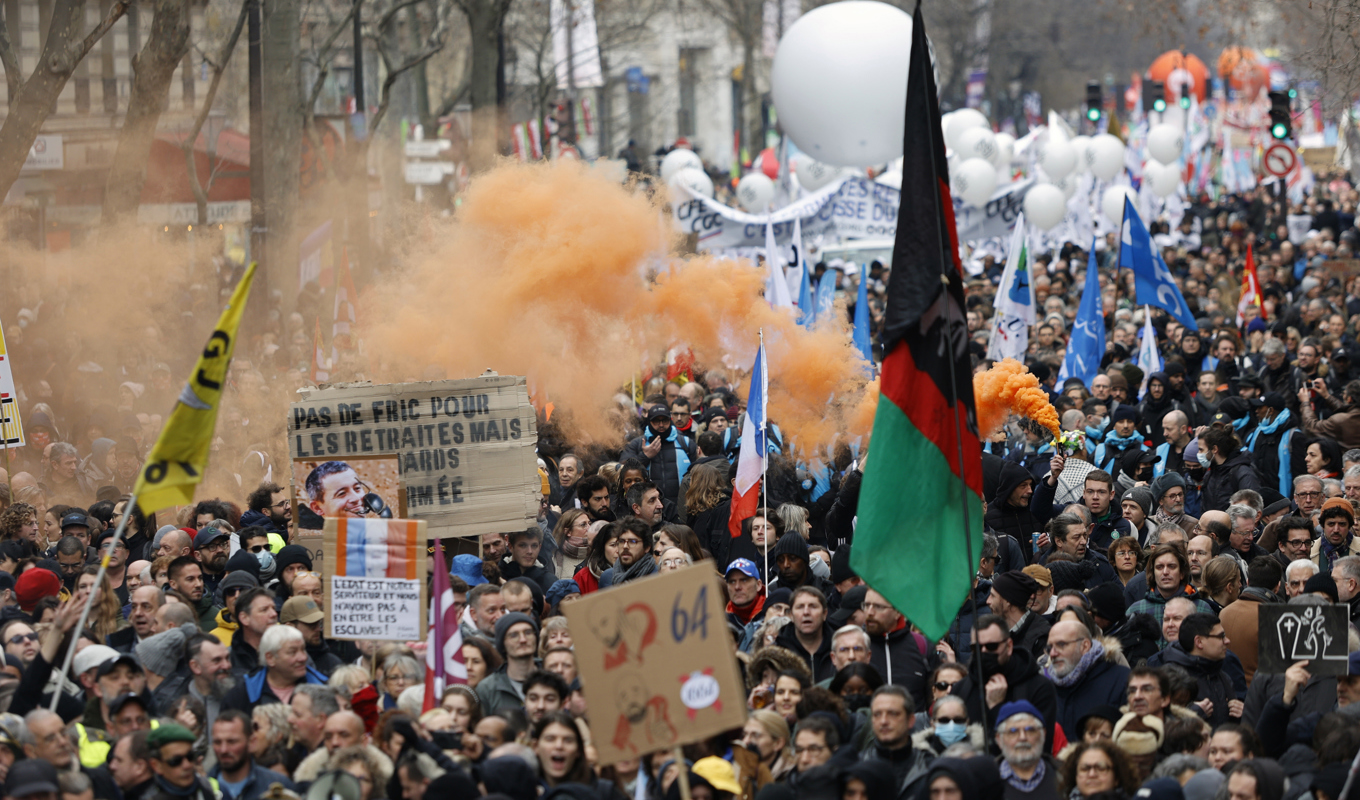 Demonstranter i Frankrike protesterar mot regeringens förslag att höja pensionsåldern. På ett av plakaten står det: "Inga pengar till pensioner men miljarder till armén". Foto: Lewis Joly/AP/TT