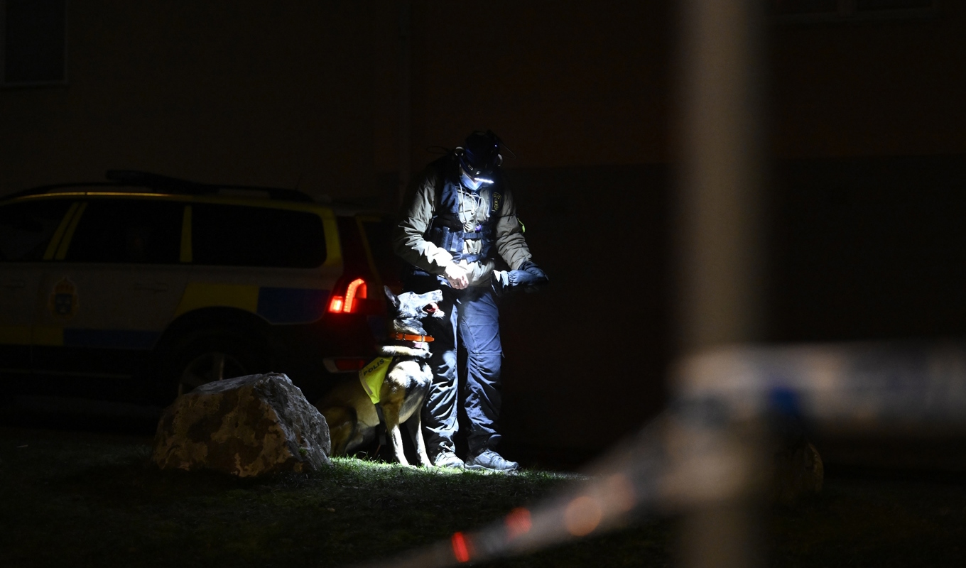 Polisens tekniker och hundförare undersöker en plats i stadsdelen Blombacka där en man i 20-årsåldern sköts till döds i början av december i fjol. Foto: Jessica Gow/TT