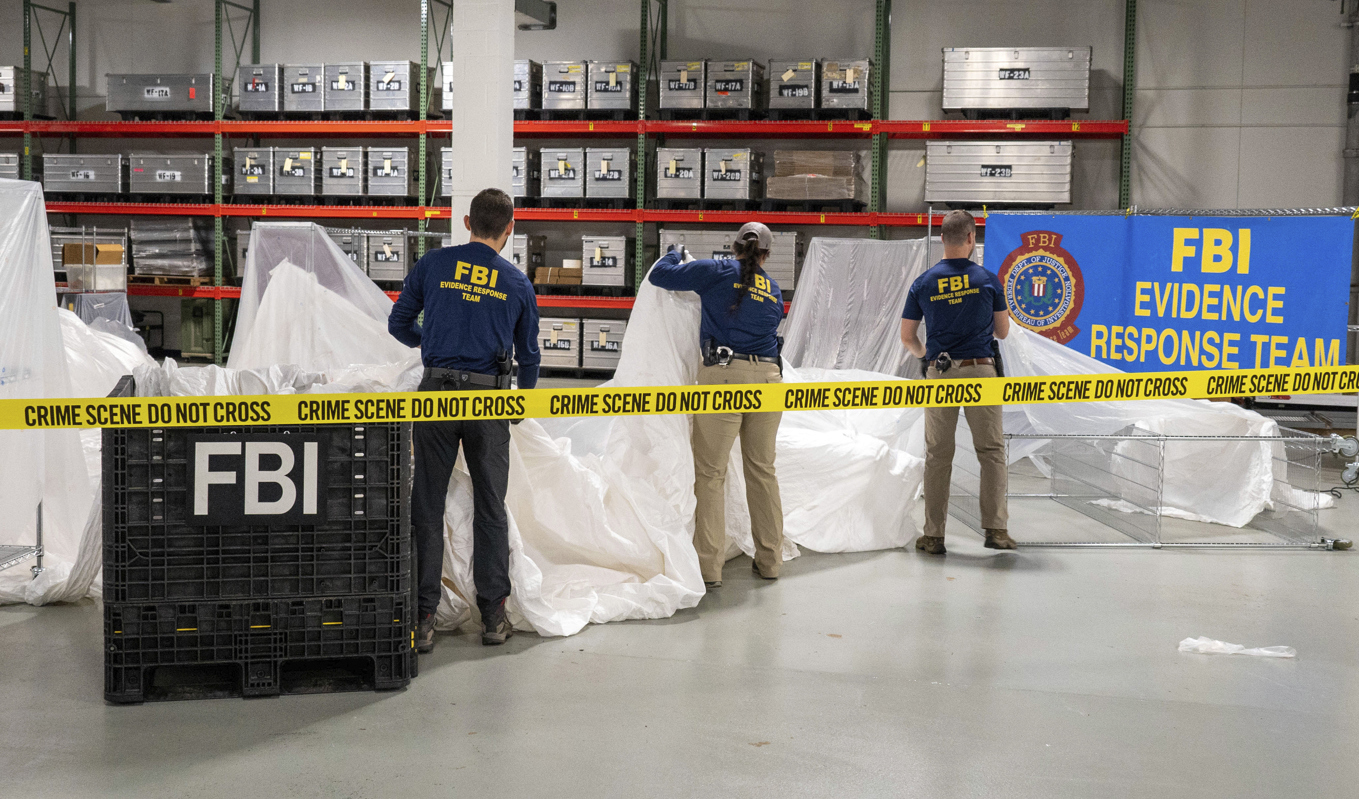 USA:s federala polismyndighet FBI tar hand om resterna av den enorma kinesiska ballong som sköts ner över amerikanskt territorialvatten utanför South Carolinas kust. Foto: FBI/AP/TT