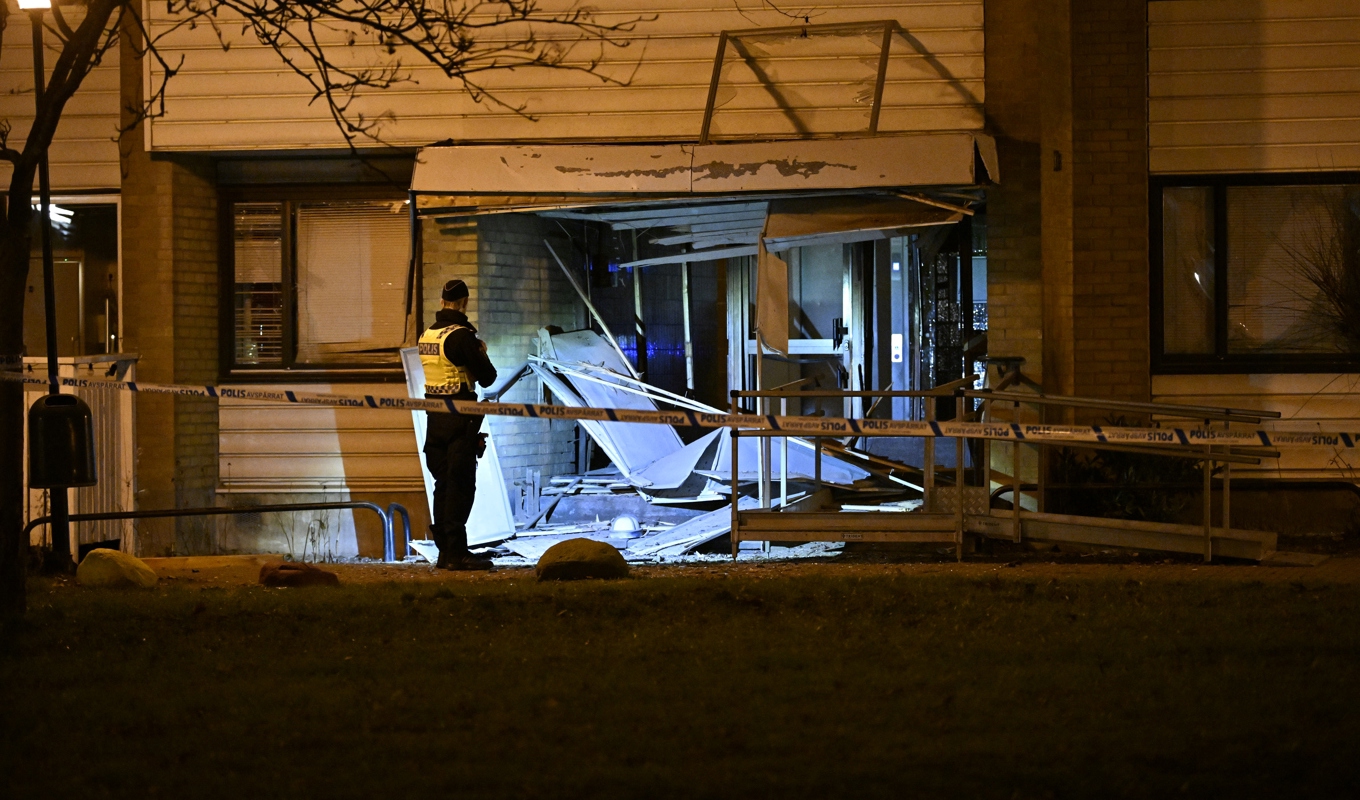 Polis på plats vid en av de drabbade adresserna i Landskrona på söndagskvällen. Foto: Johan Nilsson/TT