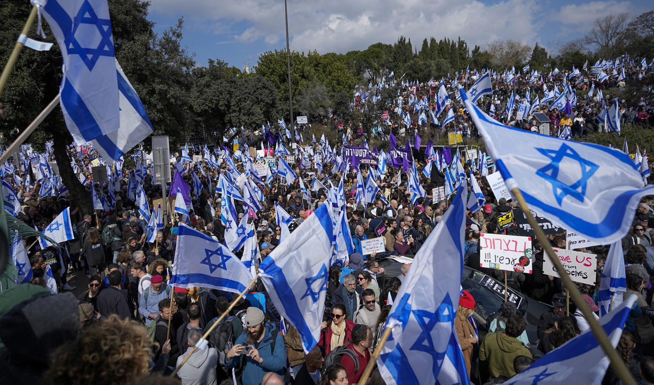 De senaste veckornas folkliga protester fortsatte med en massiv demonstration utanför parlamentet knesset i Jerusalem på måndagen. Foto: Ohad Zwigenberg/AP/TT