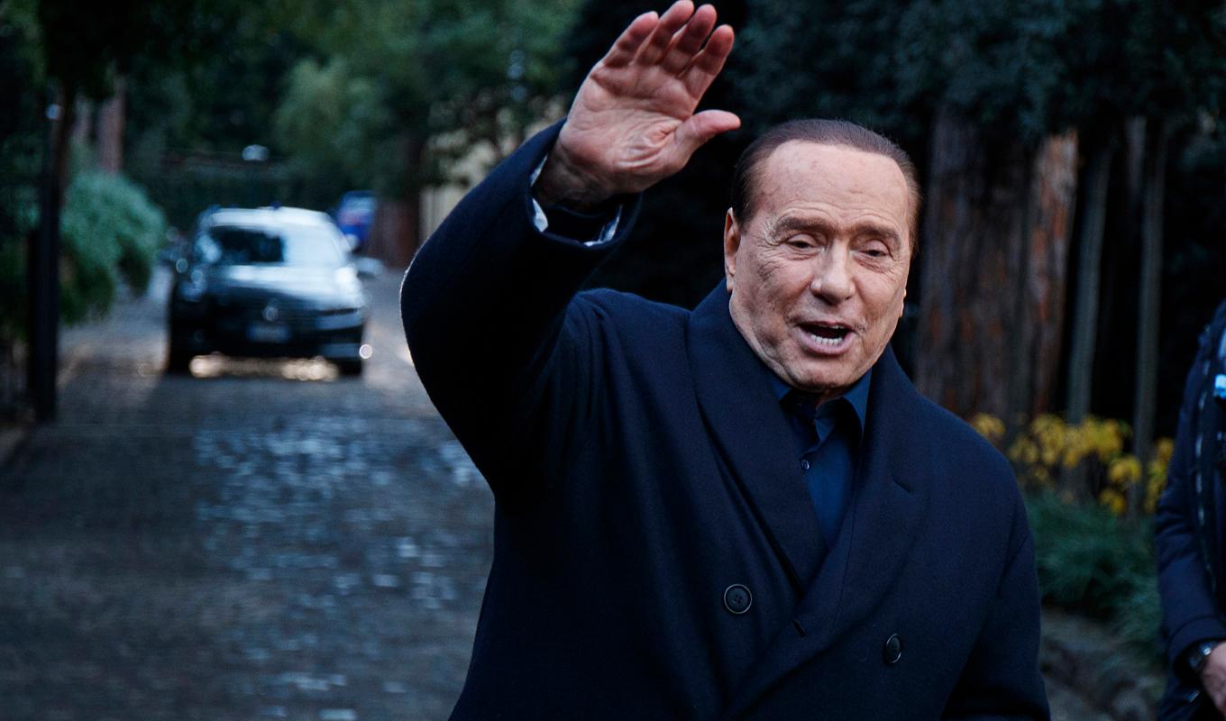 Den italienske politikern Silvio Berlusconi frikänns i en uppmärksammad muträttegång Foto: AP/TT