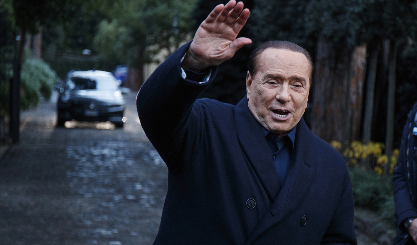 Den italienske politikern Silvio Berlusconi frikänns i en uppmärksammad muträttegång Foto: AP/TT