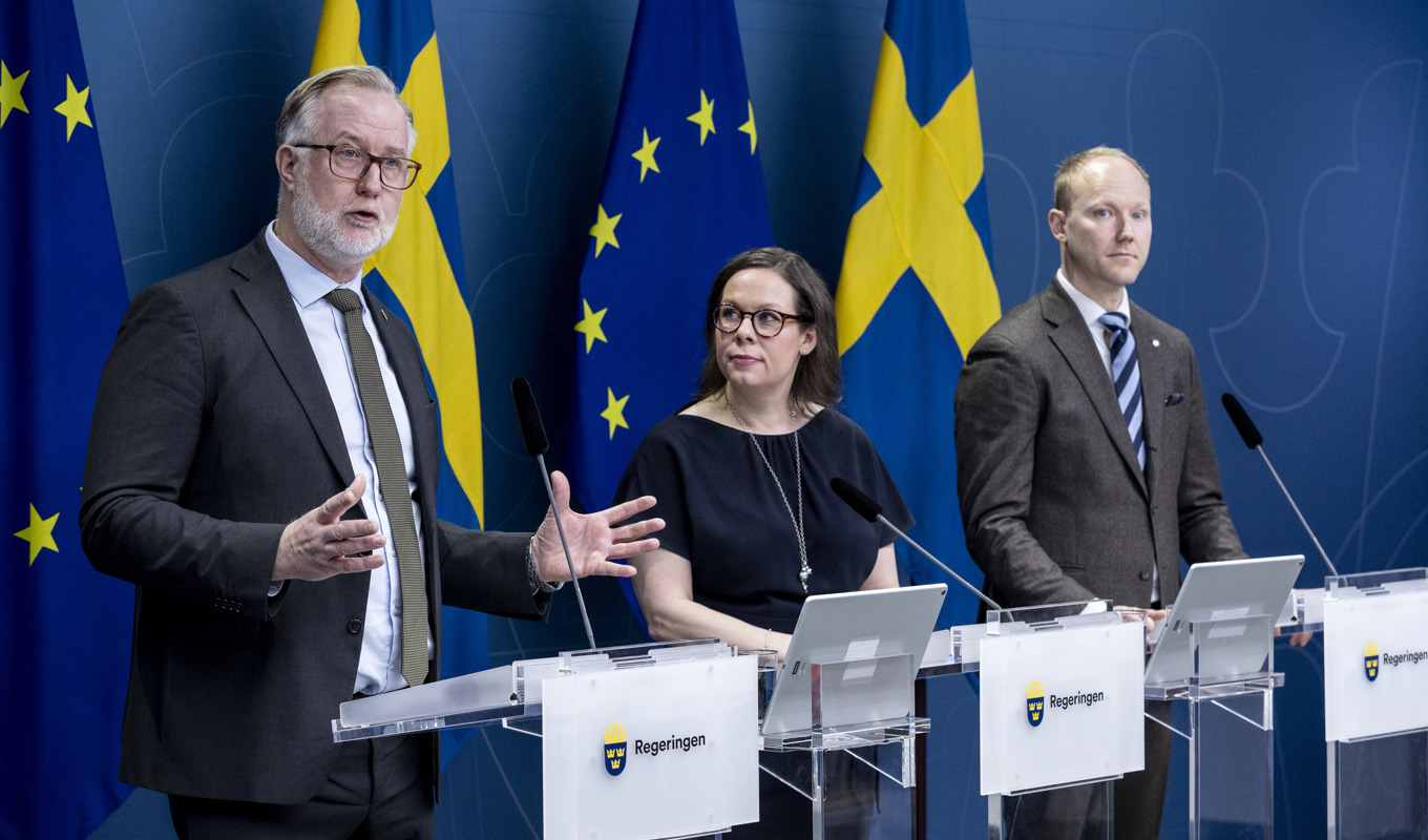 Arbetsmarknadsminister Johan Pehrson (L), migrationsminister Maria Malmer Stenergard (M) och Sverigedemokraternas migrationspolitiske talesperson Ludvig Aspling vill skärpa kraven på arbetskraftsinvandrare. Foto: Christine Olsson/TT