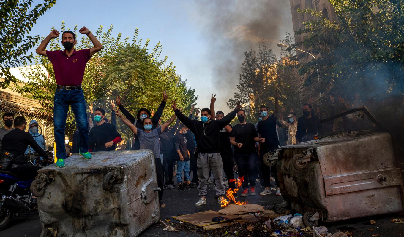 Iranier protesterar mot regimen i Teheran i oktober. På grund av regimens inskränkningar av internet finns få bilder från protesterna att tillgå. Foto: AP/TT