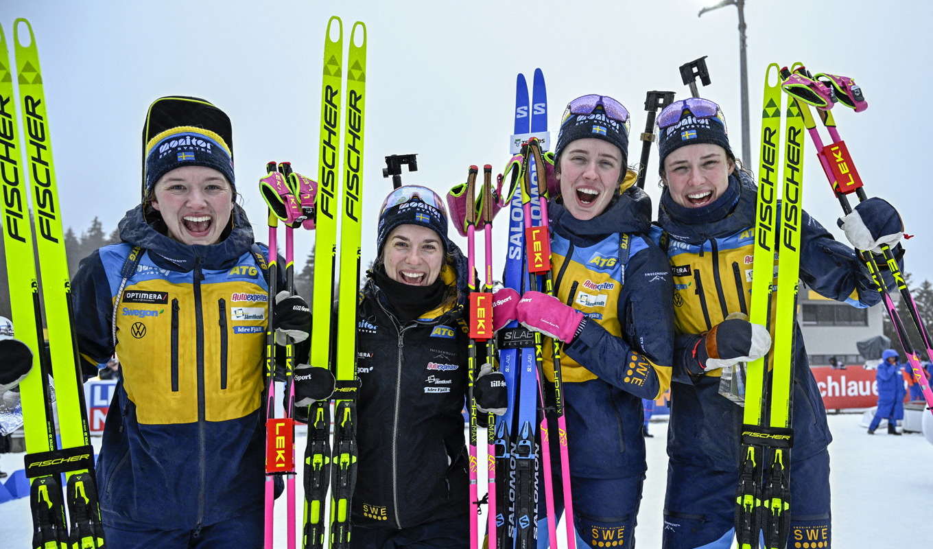 Sveriges bronslag i VM-stafetten tog åttonde medaljen för Sverige i VM i Oberhof: Linn Persson, Anna Magnusson, Elvira Öberg och Hanna Öberg. Foto: Anders Wiklund/TT