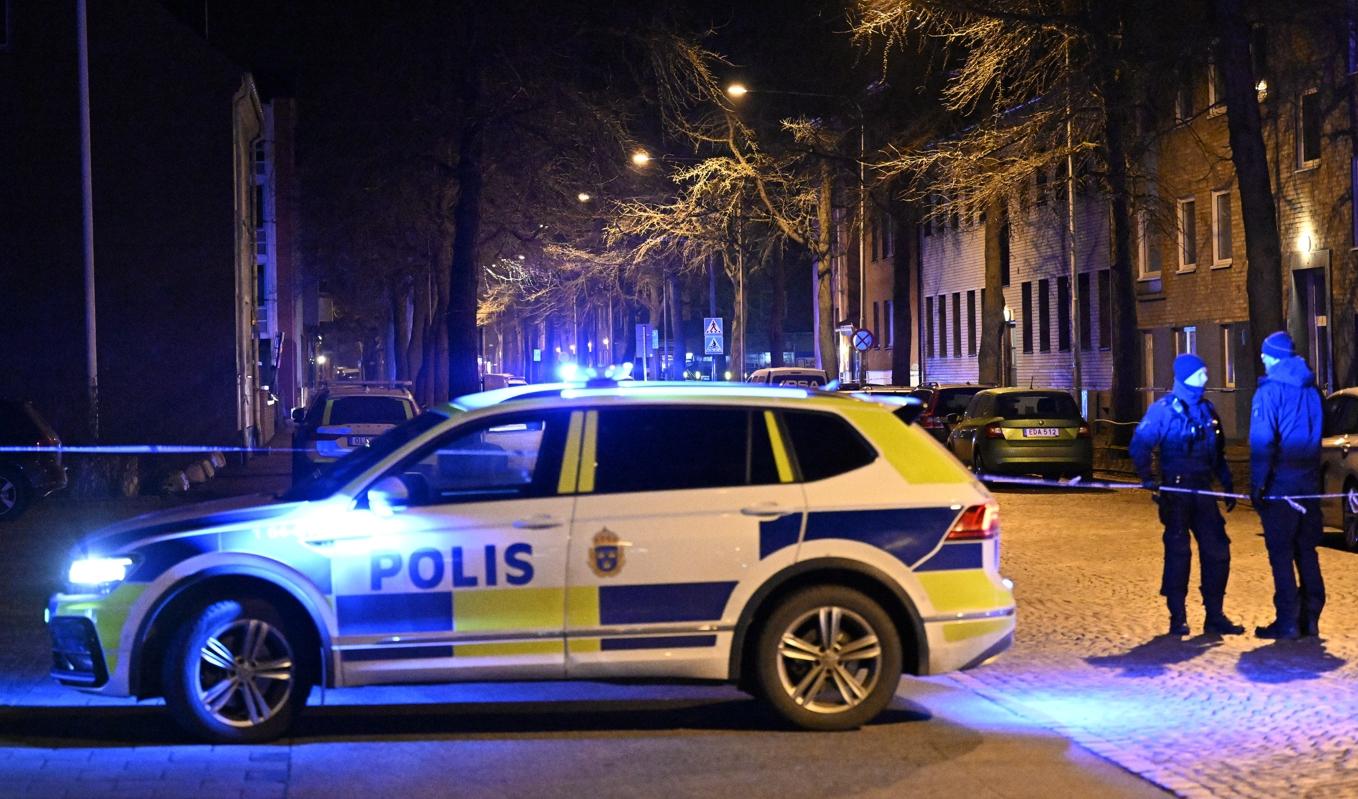 Polisen har spärrat av ett område i anslutning till Nygatan i centrala Trelleborg, efter det att en man hittats skottskadad. Foto: Johan Nilsson/TT