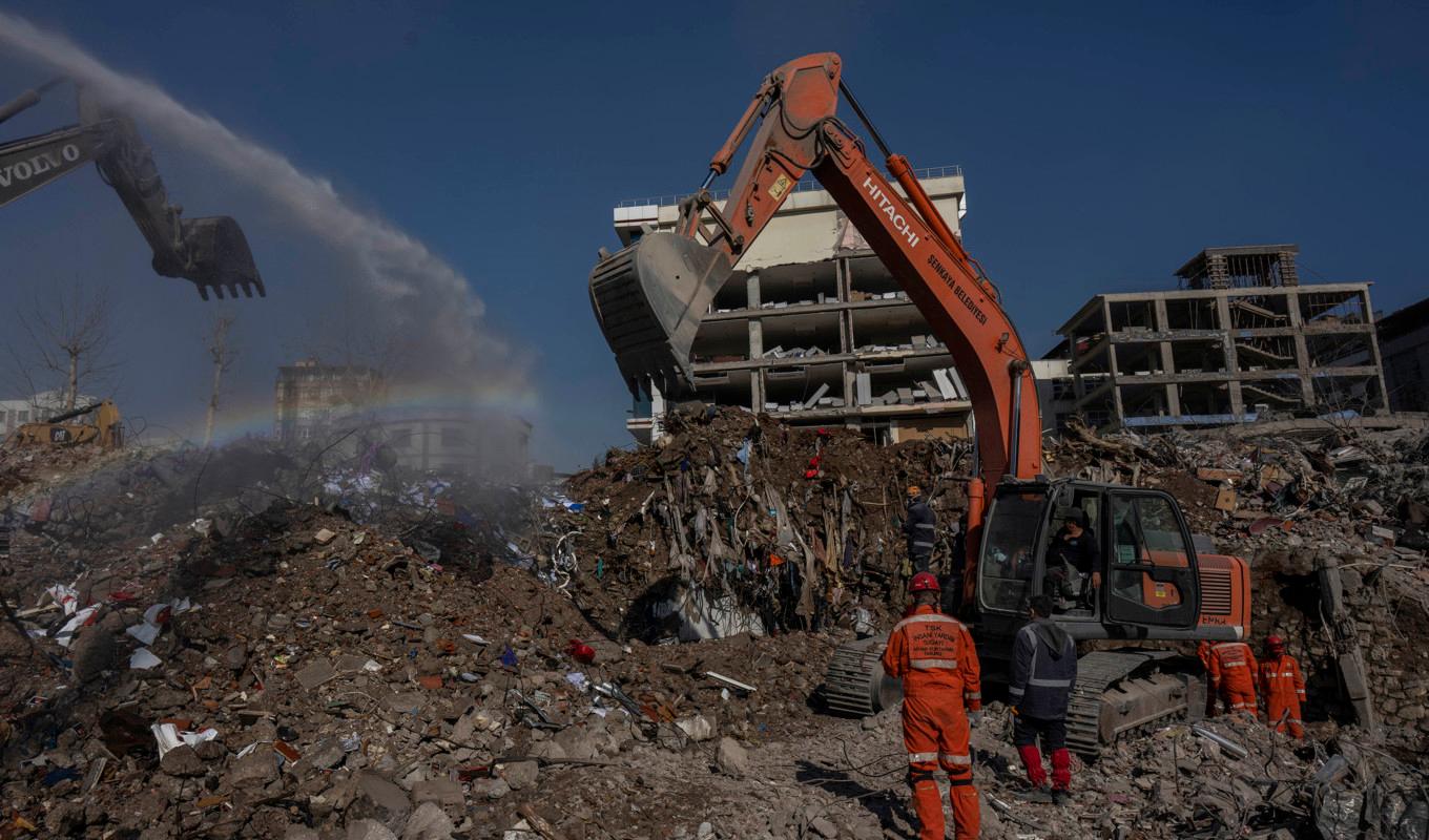 Grävskopor i ruinhögar efter kollapsade byggnader i Kahramanmaras i fredags. Foto: Bernat Armangue/AP/TT