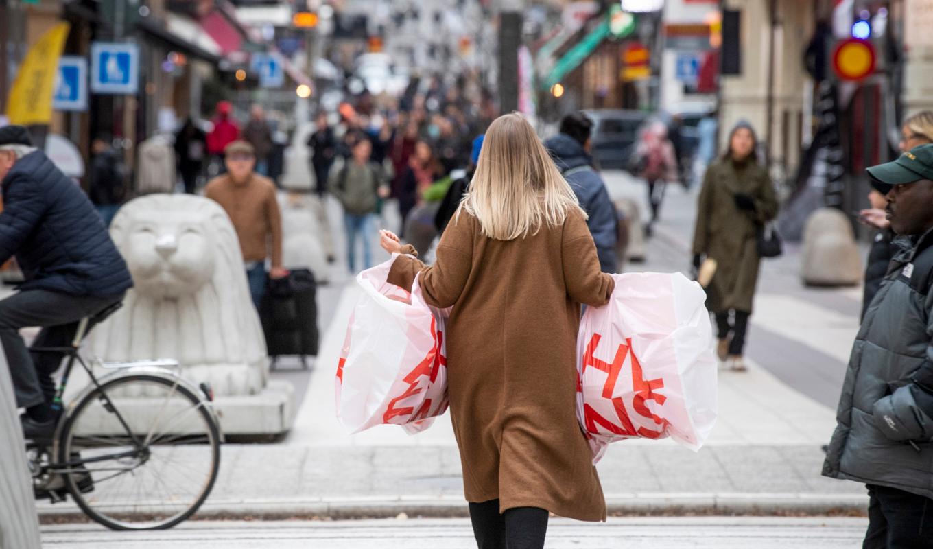Konsumentpriserna sjönk i januari jämfört med december. Men inflationen – prisutvecklingen jämfört med ett år tidigare – ligger fortfarande över 10 procent. Arkivbild. Foto: Fredrik Sandberg/TT