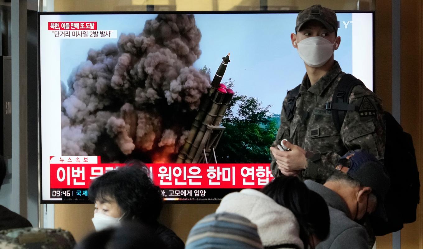 Sydkoreansk tv visar bilder på nordkoreanska robotavfyringar. Arkivbild. Foto: Ahn Young-joon