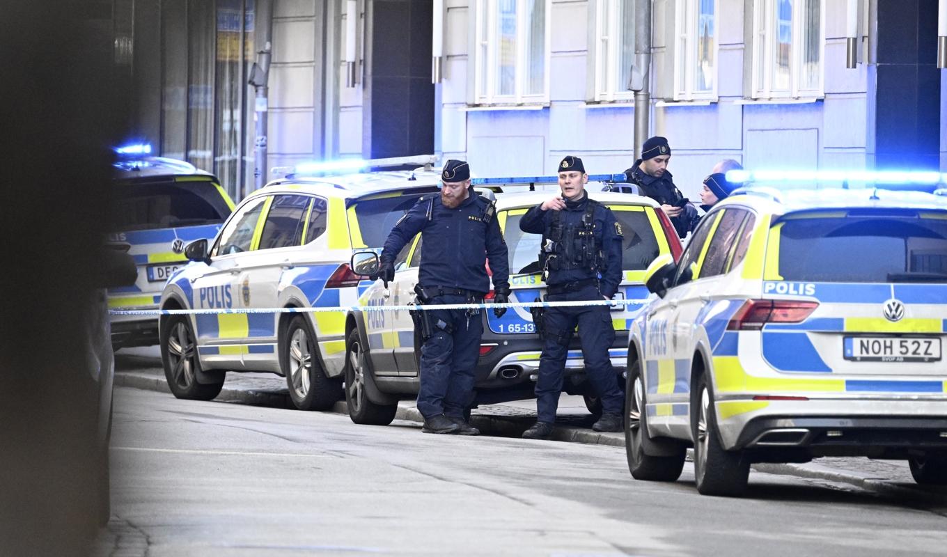 Polisen på plats på Baltzarsgatan i centrala Malmö på tisdagen efter att två män hittats skadade. Foto: Johan Nilsson/TT